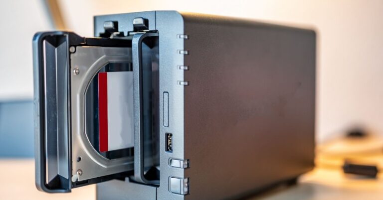 NAS collegato alla rete di casa — cloud privato e backup