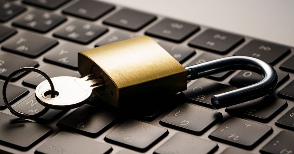Lucchetto e chiave su una tastiera di computer — la sicurezza delle password
