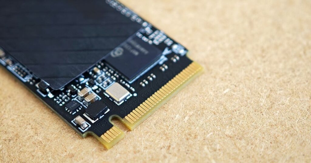 Moduli RAM e SSD su una scrivania: l'aumento dei prezzi delle memorie dei computer nel 2026