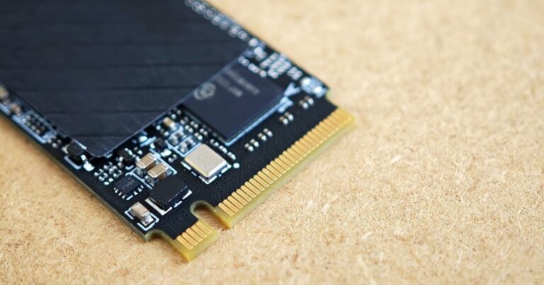 Moduli RAM e SSD su una scrivania: l'aumento dei prezzi delle memorie dei computer nel 2026