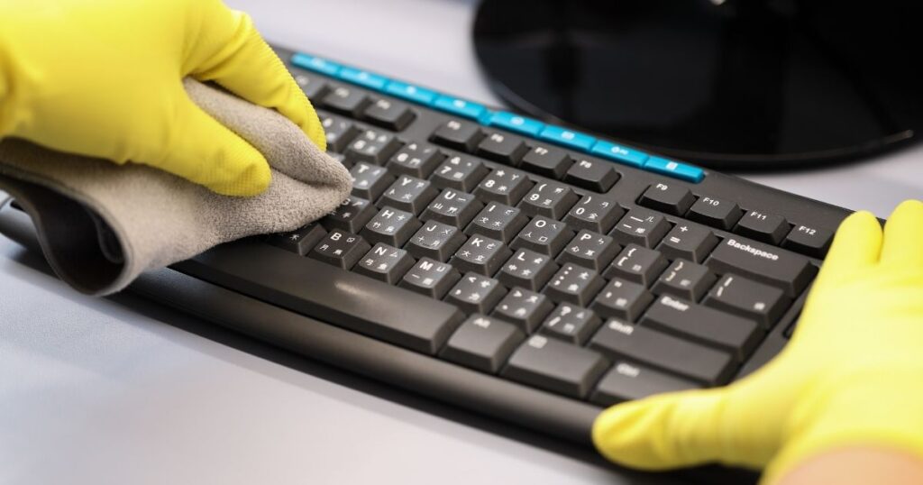 Pulire e sanificare tastiera e mouse con un panno in microfibra