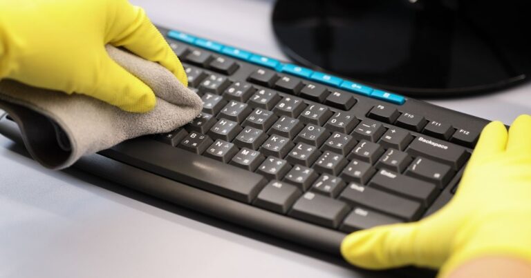 Pulire e sanificare tastiera e mouse con un panno in microfibra