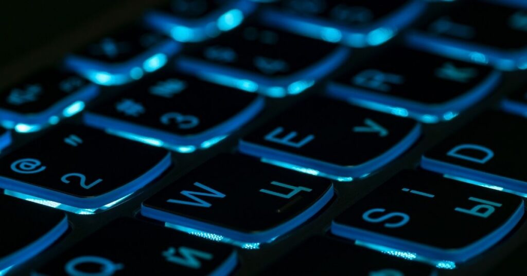 Tastiera di computer retroilluminata in blu — trucchi e scorciatoie di Windows