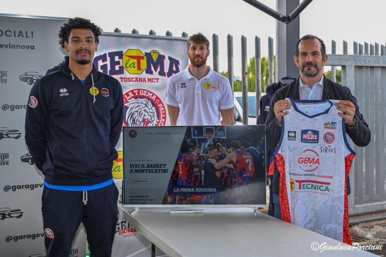 Presentazione del nuovo sito della Pallacanestro Montecatini al Garage Via Nova, con la nuova maglia della squadra accanto allo schermo